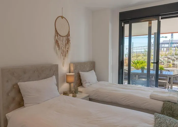 Lovely Modern In Middel Views Apartment